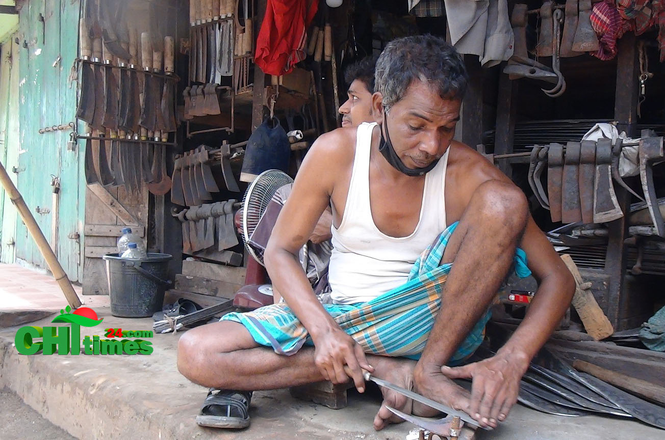 রাঙামাটির কামারদের হাসিবিহীন ব্যস্ততা!