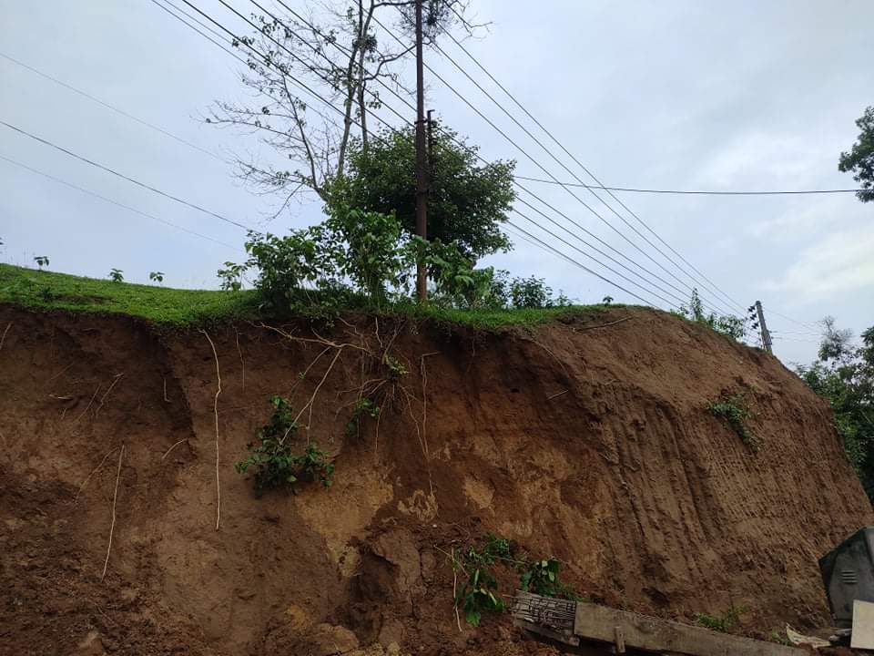 হেলে আছে সড়কের ঝুকিপূর্ণ বৈদ্যুতিক খুঁটি!