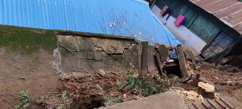 রাঙামাটিতে নির্মাণাধীন আইসোলেশন ভবনের পার্শ্বোক্ত দেয়াল ভেঙ্গে পড়লো বসত ঘরে!