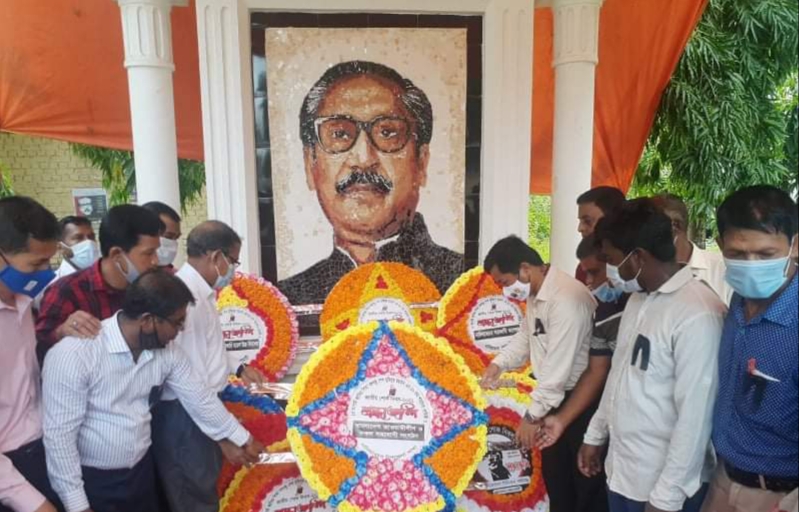 বঙ্গবন্ধুর প্রতিকৃতিতে নানিয়ারচর আওয়ামীলীগের পুষ্পস্তবক অর্পণ