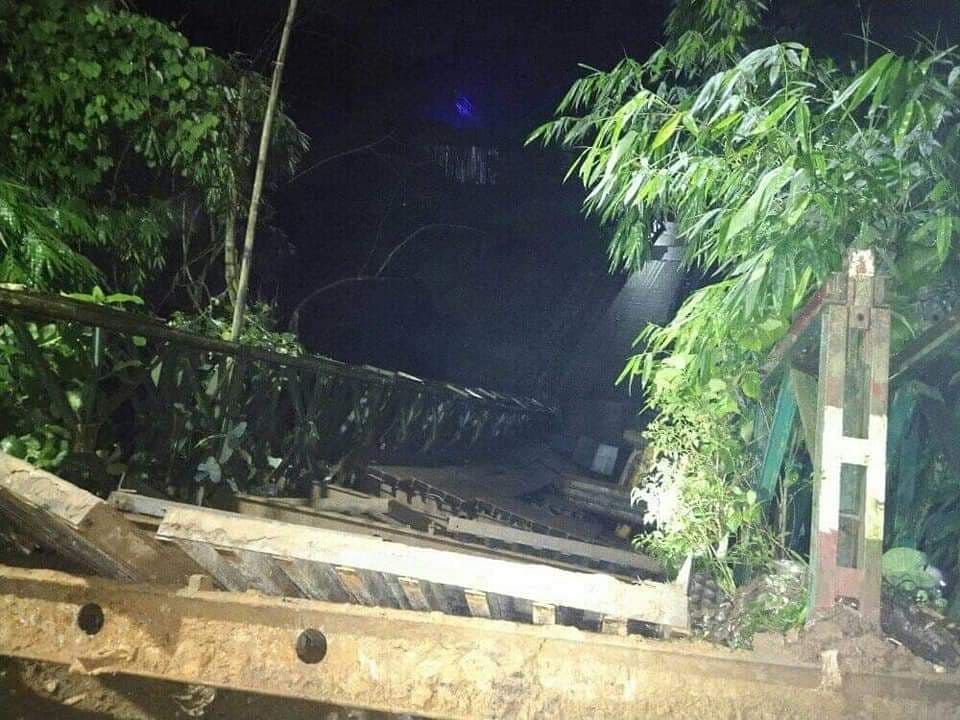 অতিরিক্ত পাথর বোঝায় করা ট্রাকের ভারে পোয়াপাড়া বেইলি ব্রিজ ভেঙে ট্রাক খালে