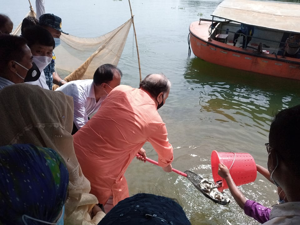 জাতীয় মৎস্য সপ্তাহ উদযাপন উপলক্ষে কাপ্তাই হ্রদে পোনামাছ অবমুক্তকরণ 