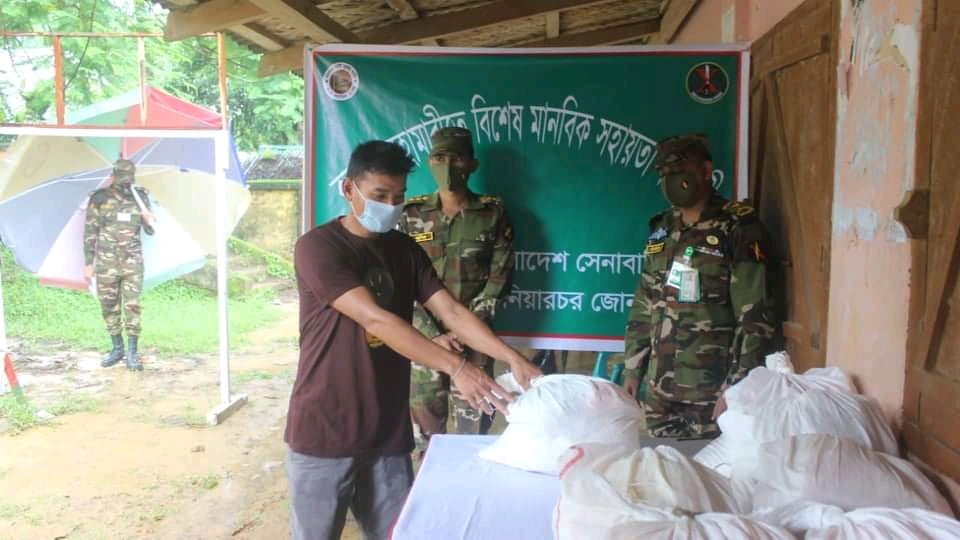 নানিয়ারচরে হতদরিদ্র পরিবারের মাঝে সেনাবাহিনীর ত্রাণ সামগ্রী বিতরণ 