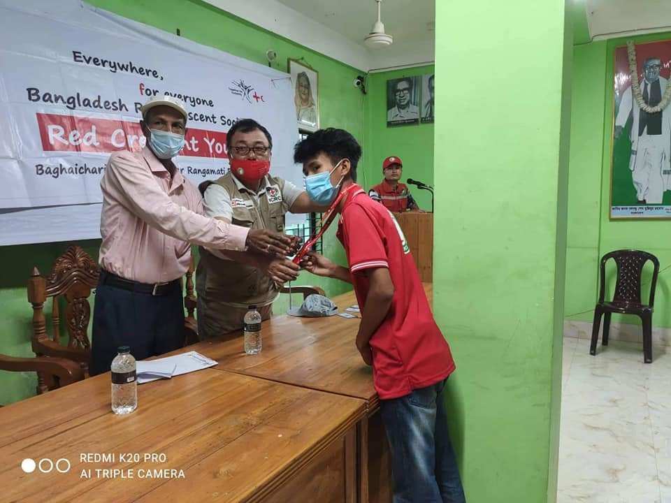 বাঘাইছড়িতে যুব রেড ক্রিসেন্ট কর্মীদের পরিচয় পত্র বিতরণ