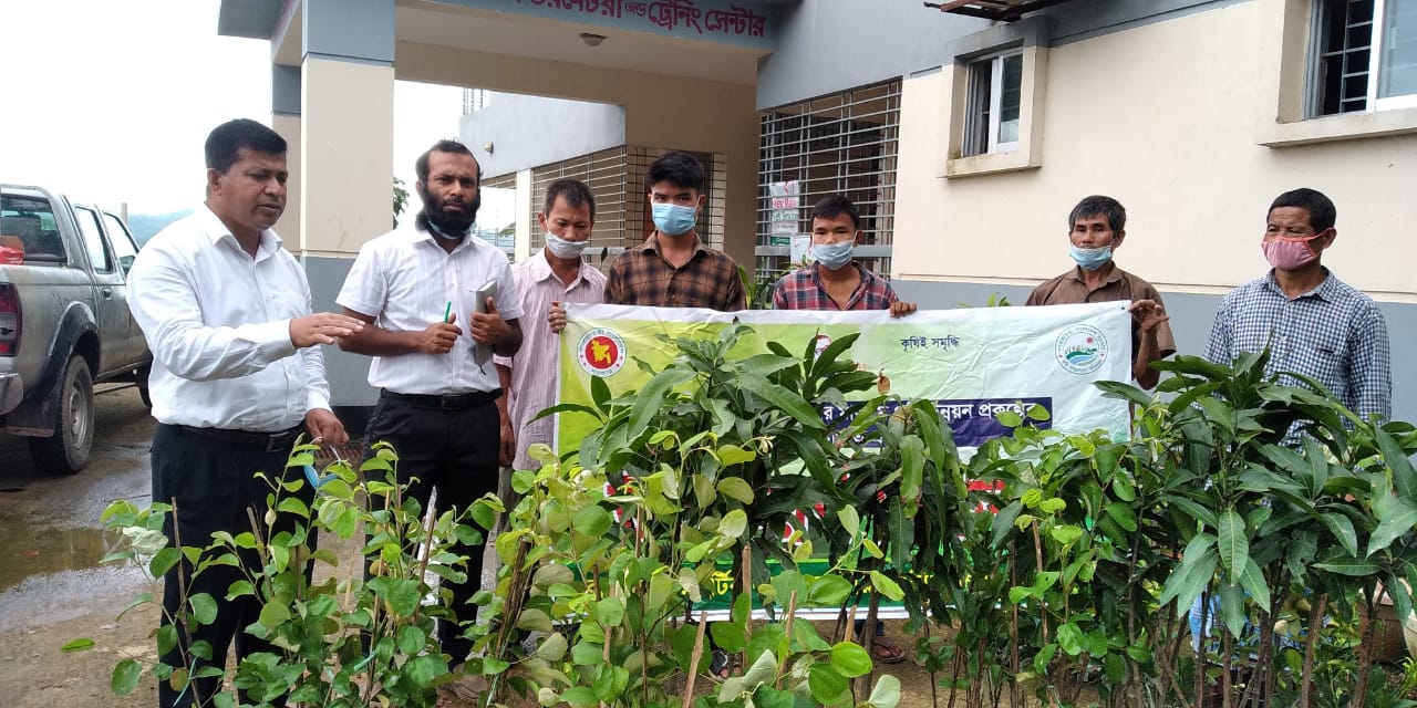 বছরব্যাপী পুষ্টি উন্নয়ন প্রকল্পের আওতায় নানিয়ারচরে চারা ও সার বিতরণ  