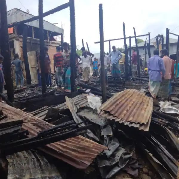বারবুনিয়া বাজারে আগুন লেগে ৩টি দোকানসহ ১টি ক্লাবঘর পুড়ে ছাই!