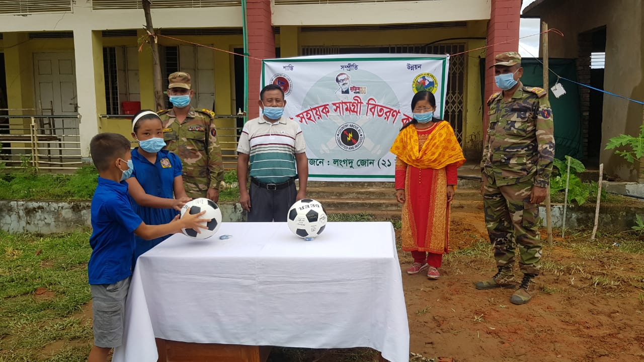 বাঘাইছড়িতে ছাত্র-ছাত্রীদের মাঝে ক্রীড়া সামগ্রী বিতরণ
