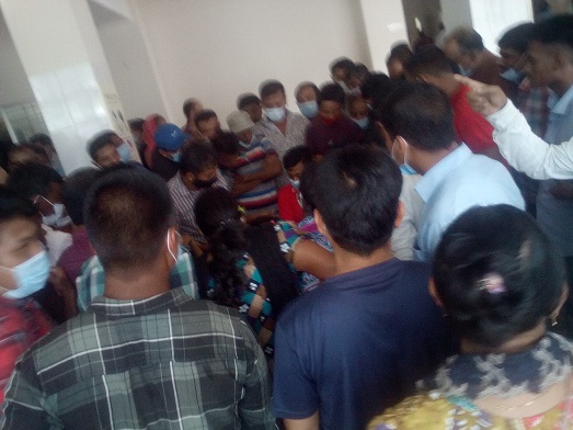 রাজস্থলীতে ভ্যাকসিন নিতে নারী পুরুষের উপচে পড়া ভিড় !