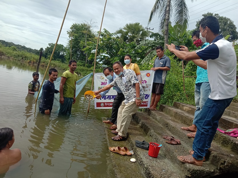জুরাছড়িতে মাছের পোনা অবমুক্ত ও প্রামাণ্য চিত্র প্রদর্শন