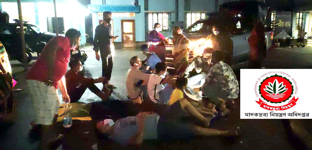 মাদকের এসআই জসিমের বিরুদ্ধে মধ্যরাতে থানার সামনে নারী-পুরুষের বিক্ষোভ