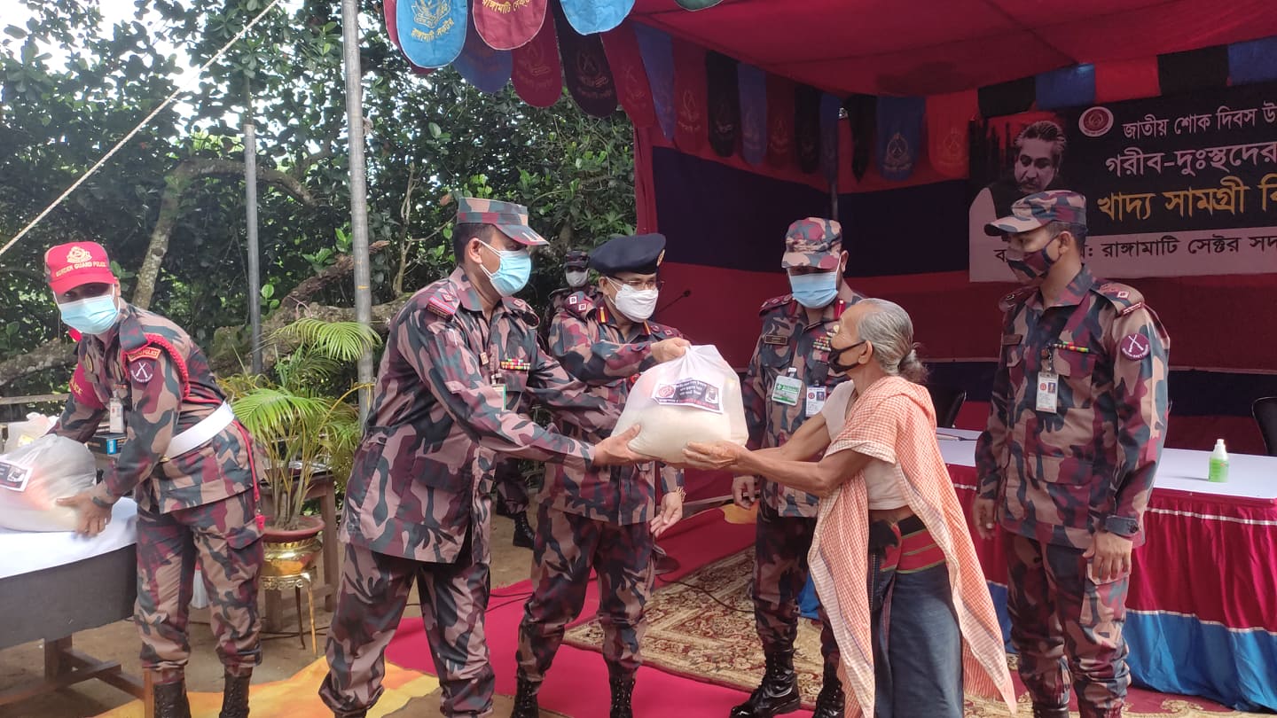 শোক দিবসে রাঙামাটিতে দরিদ্র-অসহায়দের মাঝে খাদ্যসামগ্রী বিতরন করলো বিজিবি
