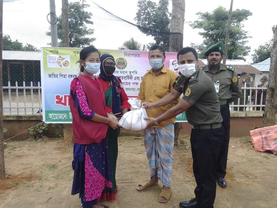 নানিয়ারচরে সদস্যদের মাঝে খাদ্য সামগ্রী বিতরণ করেছে আনসার-ভিডিপি