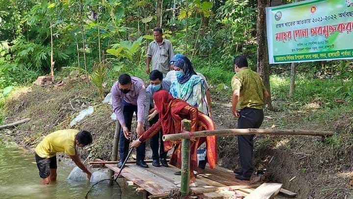 সাপছড়িতে মৎস্য চাষীদের মাঝে মাছের পোনা বিতরণ ও অবমুক্তকরণ