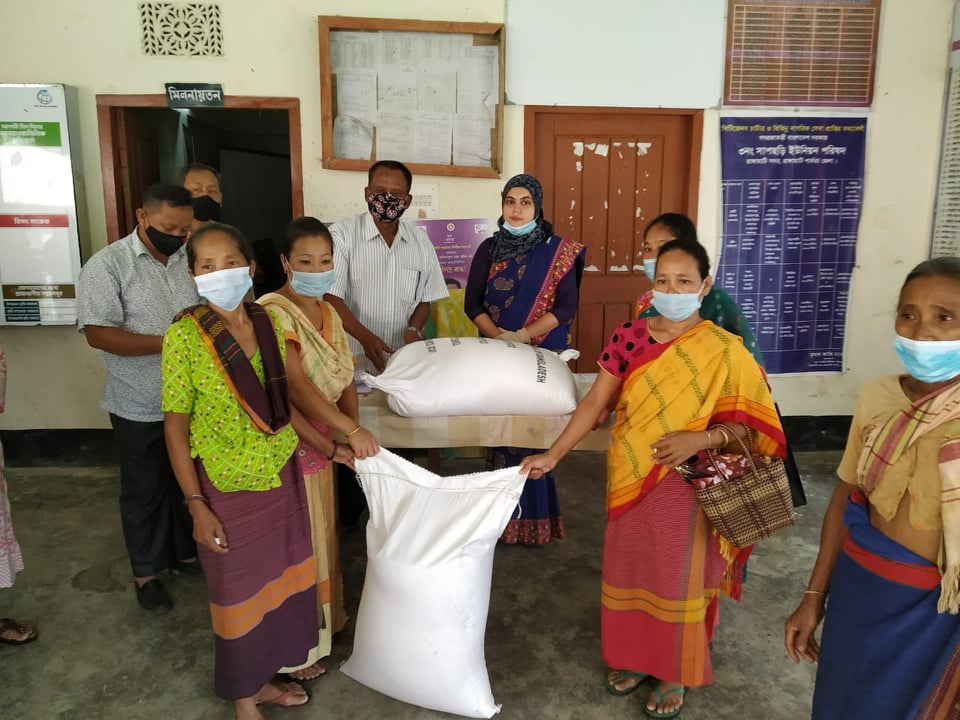 সাপছড়িতে অসহায় দুঃস্থদের মাঝে চাল বিতরন 
