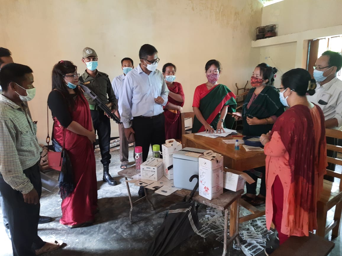 নানিয়ারচরে করোনা টিকার কেন্দ্র পরিদর্শন করলেন রাঙামাটির ডিসি