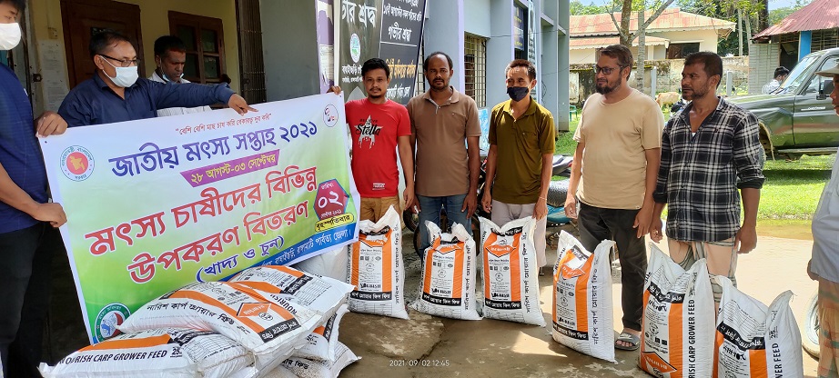 বাঘাইছড়িতে মৎস্য খামারিদের মাঝে মাছের খাদ্য বিতরণ