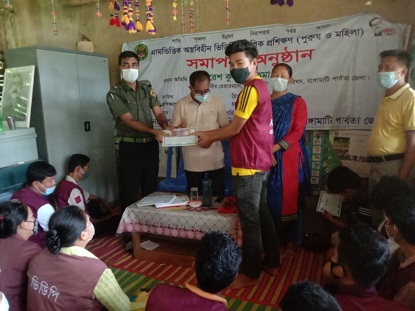 জুরাছড়িতে ভিডিপি অংশগ্রহণকারী সদস্যদের মাঝে সনদপত্র বিতরণ