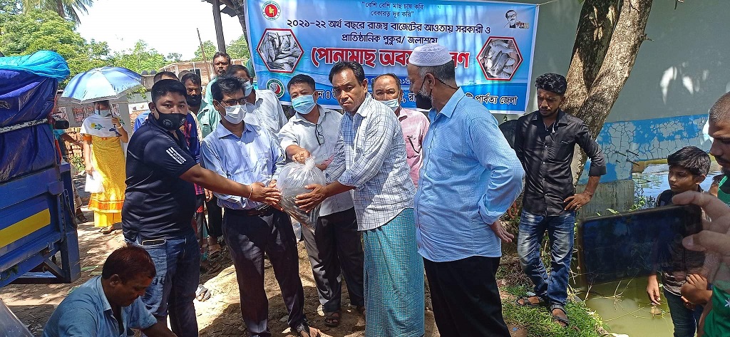 রাজস্থলীতে পোনামাছ অবমুক্ত ও বিতরণ