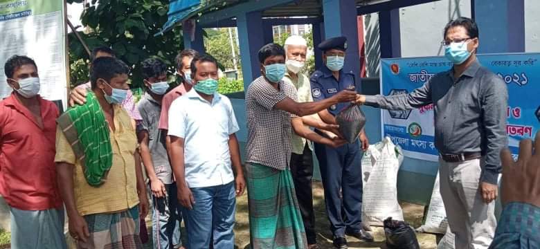 রাজস্থলীতে মৎস্য খামারিদের মাঝে মাছের খাদ্য বিতরণ