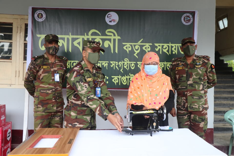 কাপ্তাই সেনা জোনের অসহায়দের মাঝে সেলাই মেশিন বিতরণ