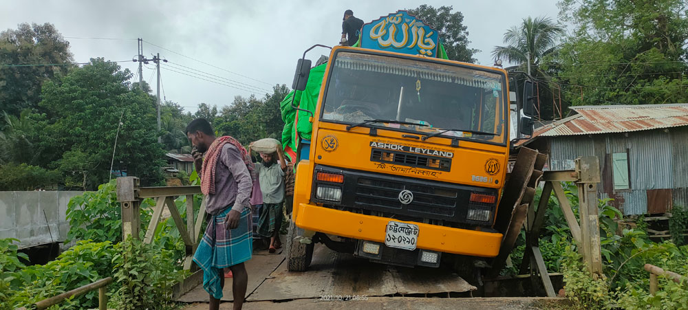 কাচালং সেতুর পাটাতন খুলে ট্রাক আটকে যানচলাচল বন্ধ