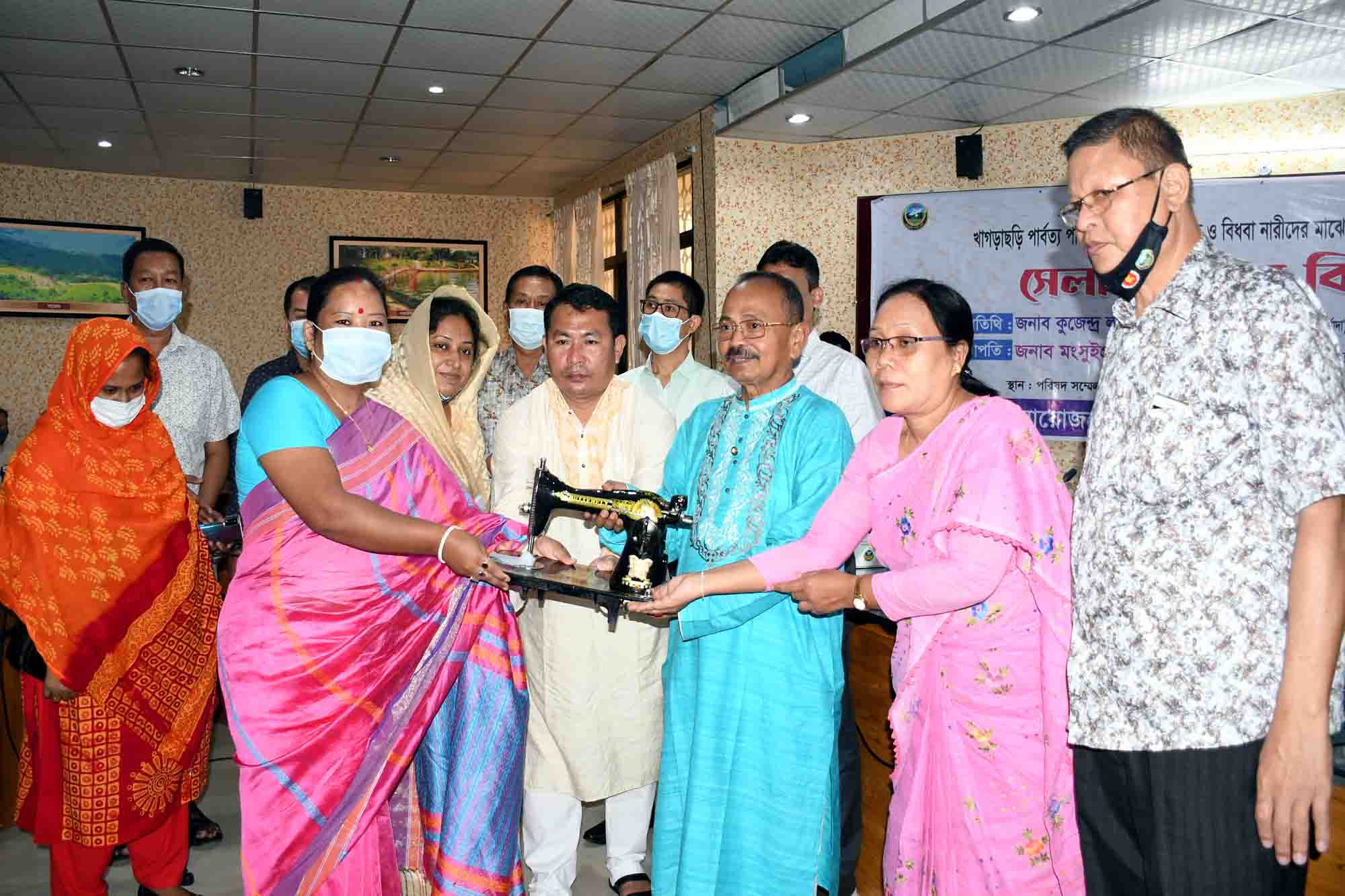 খাগড়াছড়িতে আত্মকর্মসংস্থান সৃষ্টিতে দরিদ্র ও বিধবা নারীদের মাঝে সেলাই মেশিন বিতরণ