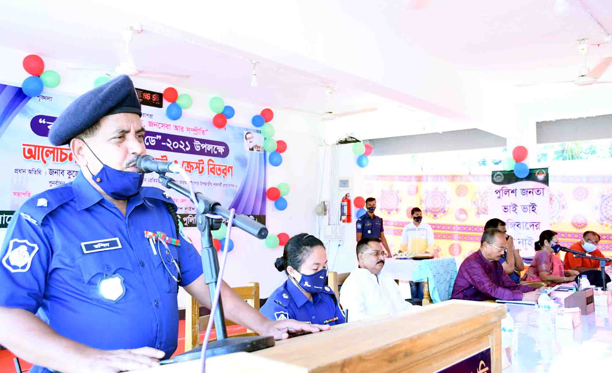 জনকল্যাণে কাজ করছে পুলিশ বাহিনীর সদস্যরা