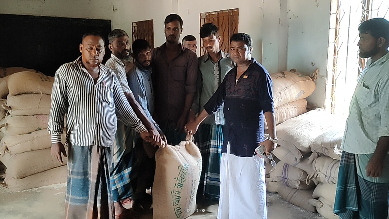 বাঘাইছড়ির আমতলীতে জেলেদের মাঝে চাল বিতরণ