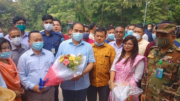 নানিয়ারচরে উন্নয়ন বোর্ড চেয়ারম্যানকে ফুলেল শুভেচ্ছা