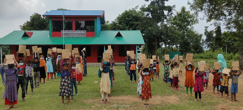 বাঘাইছড়িতে শিক্ষার্থীদের মাঝে বিজিবি’র শিক্ষা উপকরণ বিতরণ 