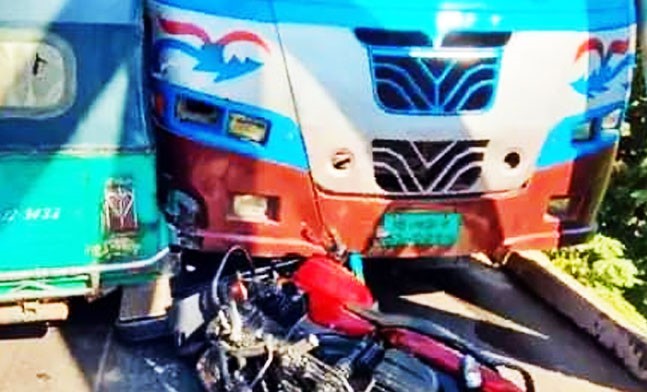 নানিয়ারচরে বাস, অটোরিকশা ও বাইকের মুখোমুখি সংঘর্ষ