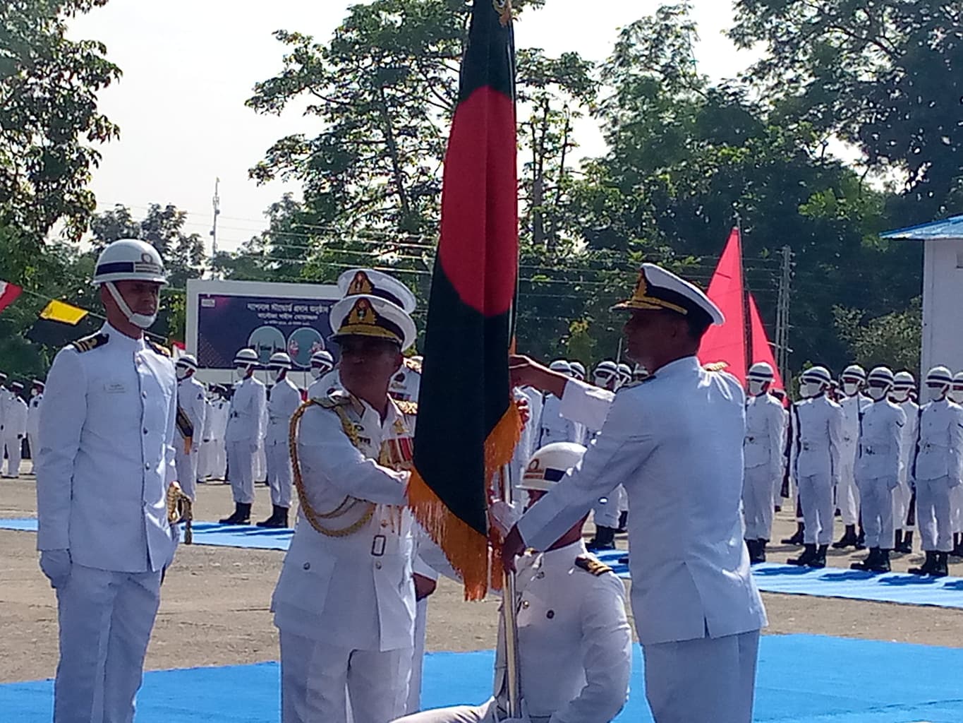শহীদ মোয়াজ্জম’কে ন্যাশনাল স্ট্যান্ডার্ড প্রদান