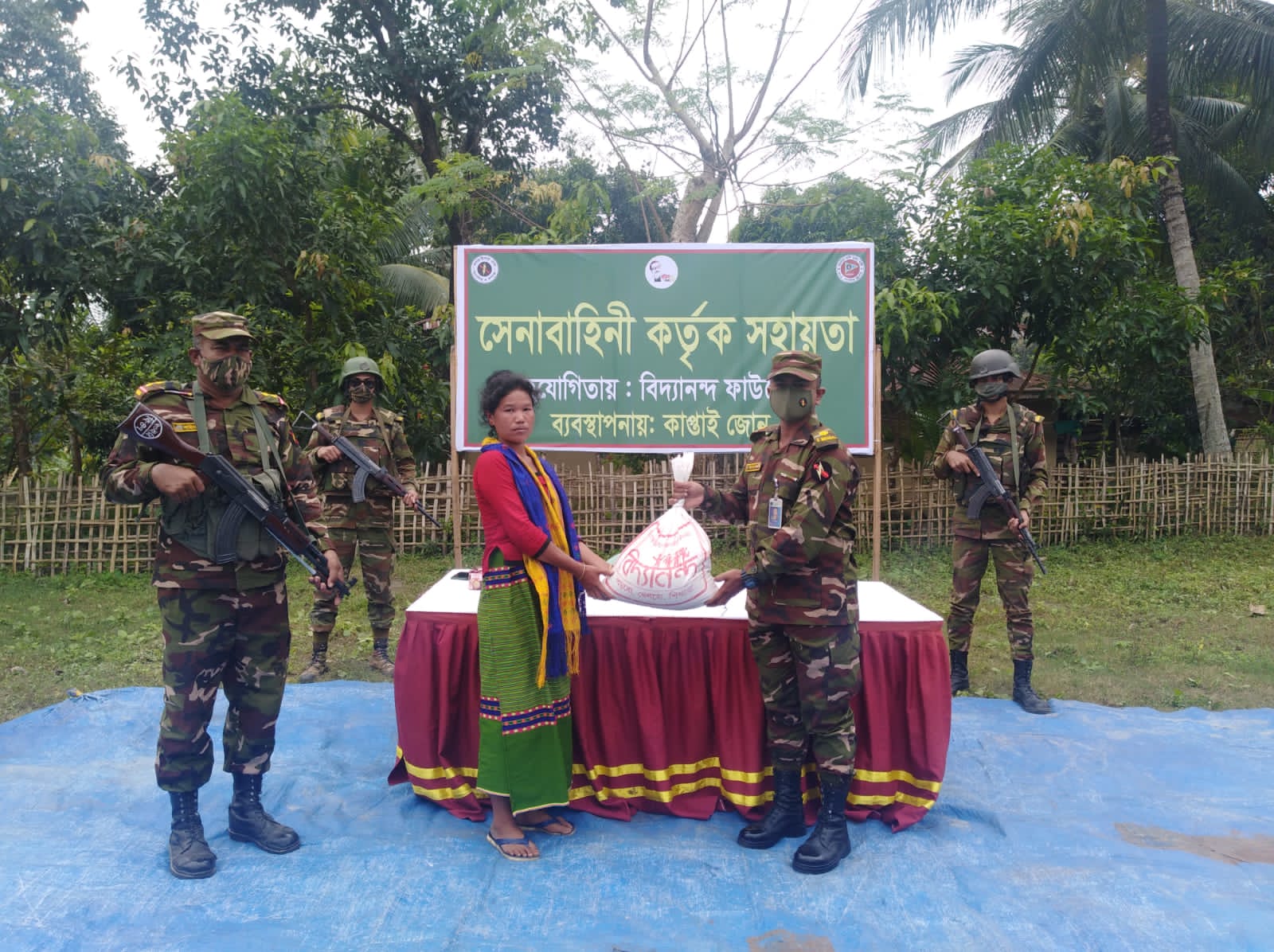 রাজস্থলীতে সেনাবাহিনীর উদ্যােগে ত্রাণ বিতরণ