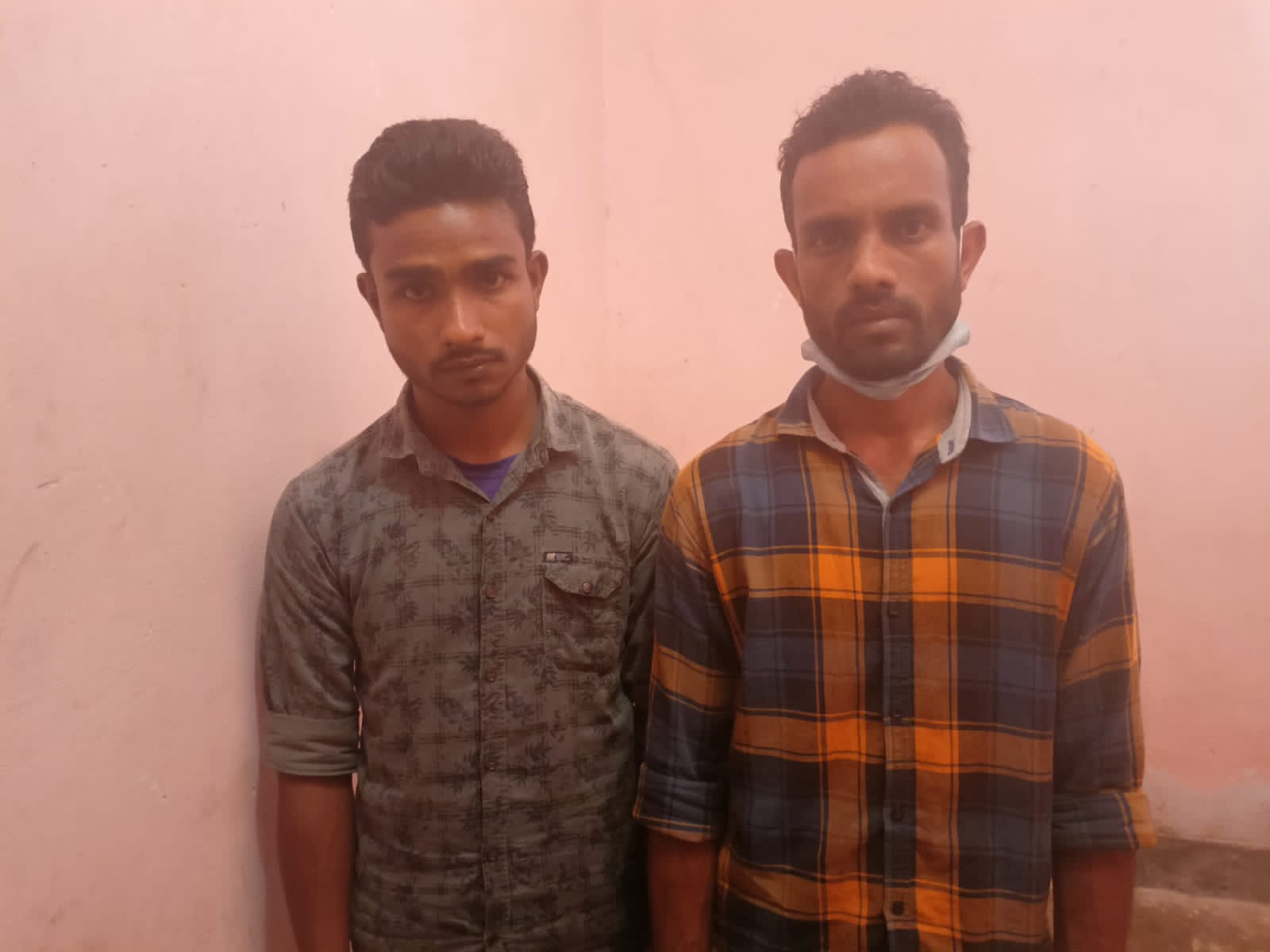বাঙ্গালহালিয়ায় চোলাই মদ সহ আটক ২