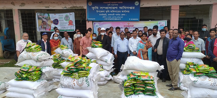 বাঘাইছড়িতে কৃষকদের মাঝে ভুট্টা বীজ ও সার বিতরণ