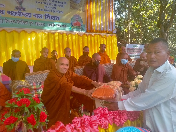 বেতছড়িমূখ ধর্মোদয় বন বিহারে ৩য় বারের মত কঠিন চীবর দান 