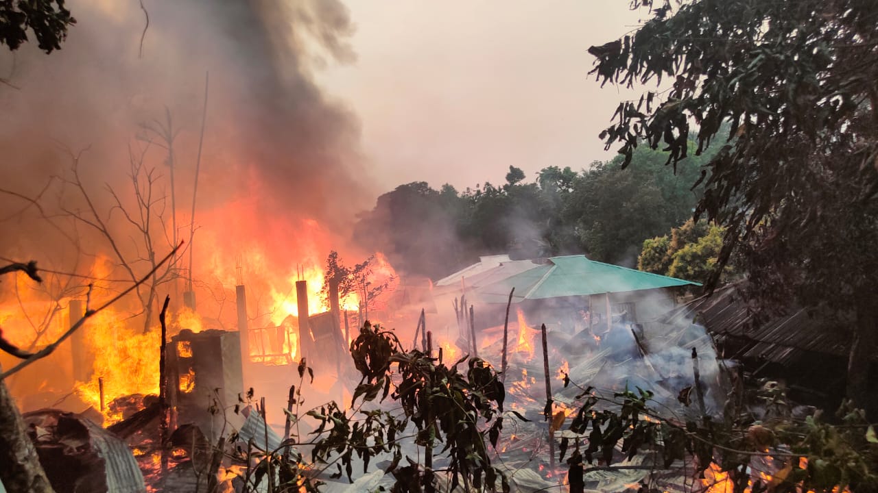 রাঙামাটি শহরে ভয়াবহ অগ্নিকান্ডে অন্তত ২৫ বসতঘর পুড়ে ছাঁই
