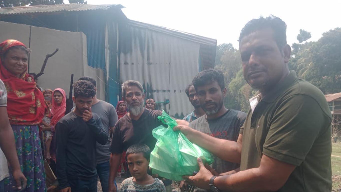 অগ্নিকান্ডে ক্ষতিগ্রস্তদের মাঝে নুরনবীর খাবার বিতরণ