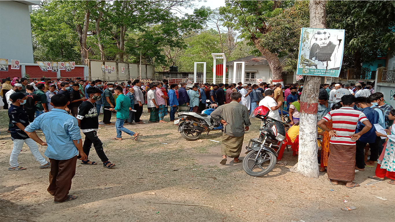 কাউখালীতে করোনার ৩য় ডোজ নিতে জনমানুষের ভীড়