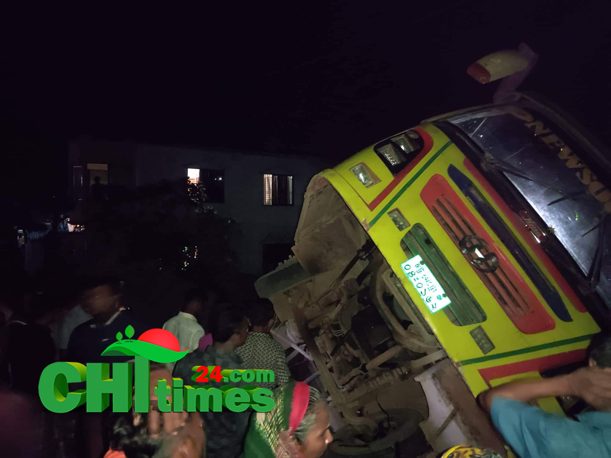 রাঙামাটিতে বসতির উপর পড়লো বাস, আহত কিশোরী