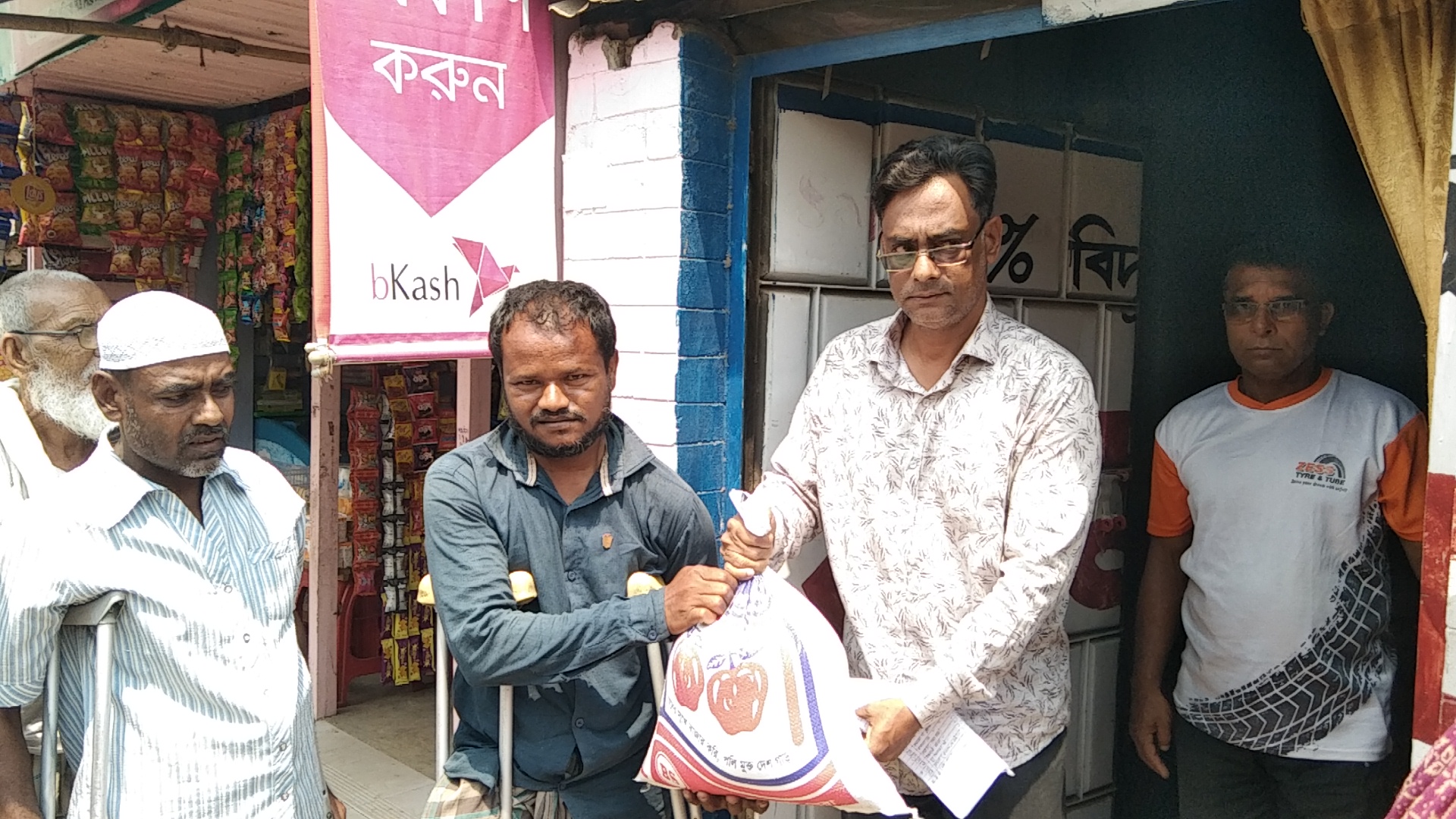 আসন্ন মাহে রমজান ঘিরে দুস্থদের মাঝে জামালের খাদ্য সামগ্রী বিতরণ 