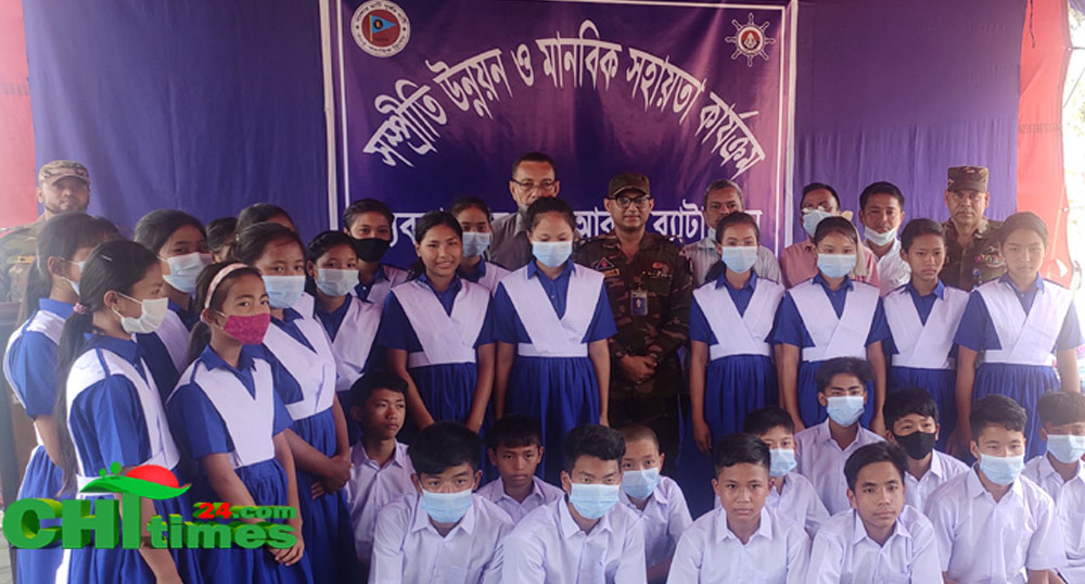 কাপ্তাইয়ে শিক্ষা প্রতিষ্ঠান ও দুঃস্থদের সেনা উদ্যোগে মানবিক সহায়তা প্রদান