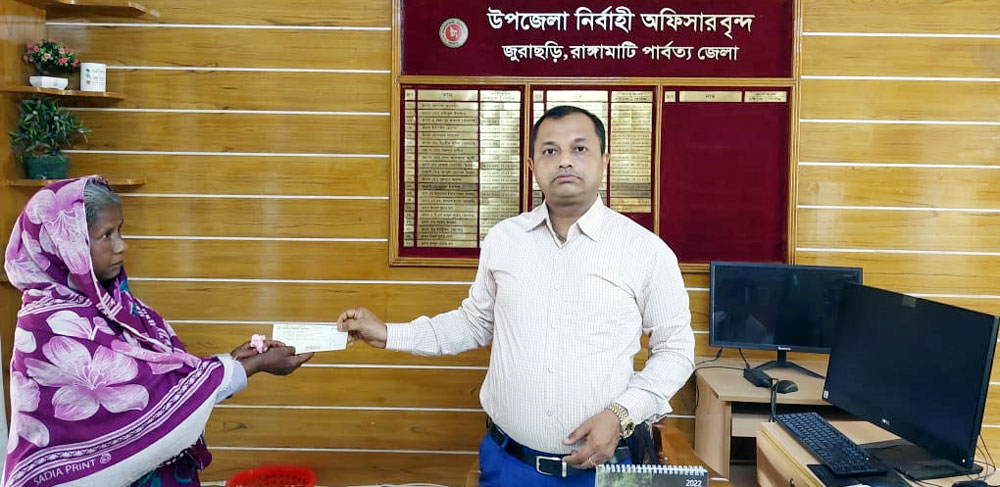 গৃহনির্মাণে ষাটোর্ধ সখিনাকে ৫০ হাজার টাকার চেক দিলেন ইউএনও