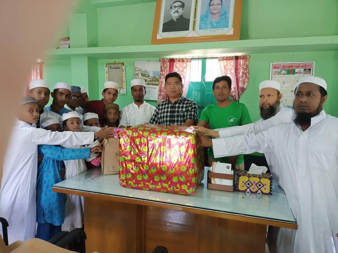 ফলমূল,শিক্ষা উপকরণ নিয়ে এতিম শিশুদের পাশে বাঘাইছড়ির চেয়ারম্যান সুদর্শন