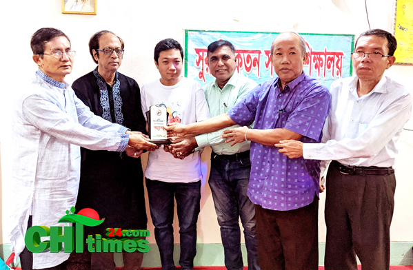 রাঙামাটিতে কার্টুনিস্ট সব্যসাচী চাকমাকে সংবর্ধনা প্রদান