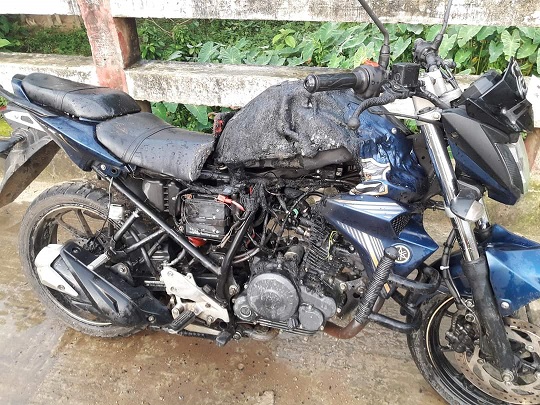 ছাত্রলীগ সভাপতির মোটরসাইকেলে আগুন দিলো সন্ত্রাসীরা
