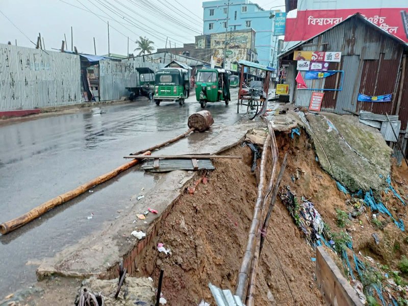 টানা ভারীবর্ষণে রিজার্ভ বাজারের প্রধান সড়ক হুমকির মুখে! 
