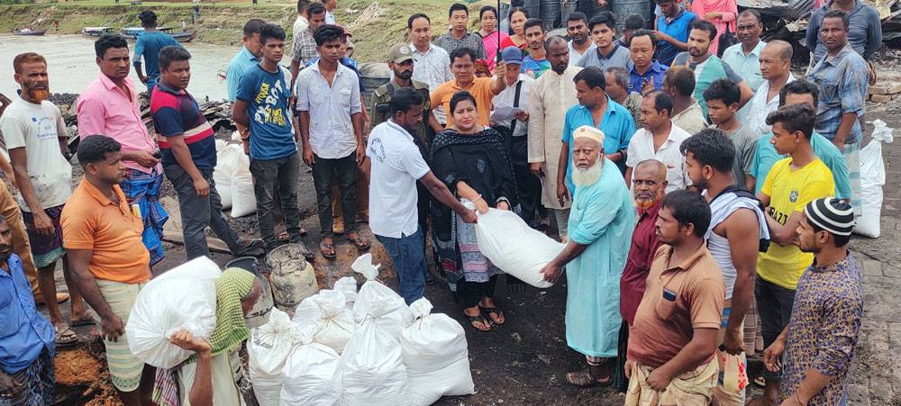 আগুনে ক্ষতিগ্রস্ত ব্যবসায়ীদের পাশে রাঙামাটি জেলা প্রশাসন