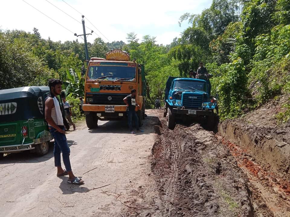 পাথর বোঝাই ২টি ট্রাক রাস্তার উপর বিকল; রাজস্থলীর সড়কে যান চলাচল ব্যাহত
