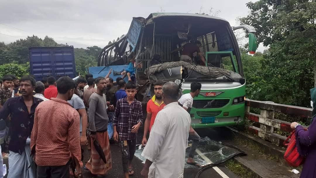রাঙামাটি-চট্টগ্রাম সড়কে বাস-কাভার্ডভ্যান সংঘর্ষে আহত-১০